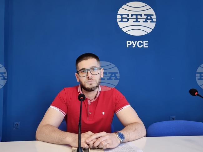 Романът "Пенчо Славейков. Последните дни на поета" на Димитър Мантов оставя усещането, че физическата смърт не е краят, каза педагогът Владимир Великов