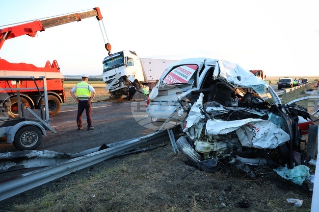 One Dead, Two Injured After Truck Crosses Into Oncoming Traffic on Trakia Motorway