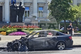 София  - изгоряла кола