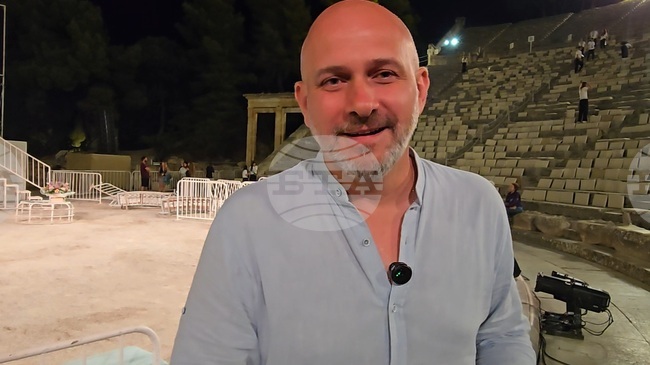 Премиерата на „Вакханки“ в Гърция е историческо събитие и заслужен успех, каза директорът на Народния театър „Иван Вазов“ Васил Василев