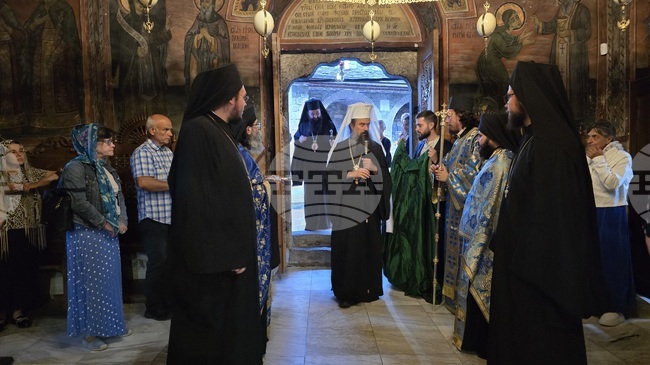 В Троянския манастир започна всенощно бдение за храмовия празник на чудотворната икона на Пресвета Богородица „Троеручица“