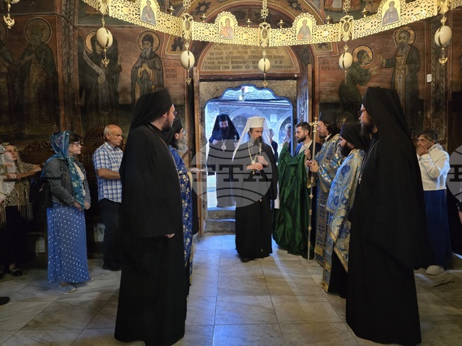 В Троянския манастир започна всенощно бдение за храмовия празник на чудотворната икона на Пресвета Богородица „Троеручица“