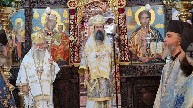 Патриарх Даниил оглави литургията за празника на иконата на Св. Богородица „Троеручица“ в Троянския манастир
