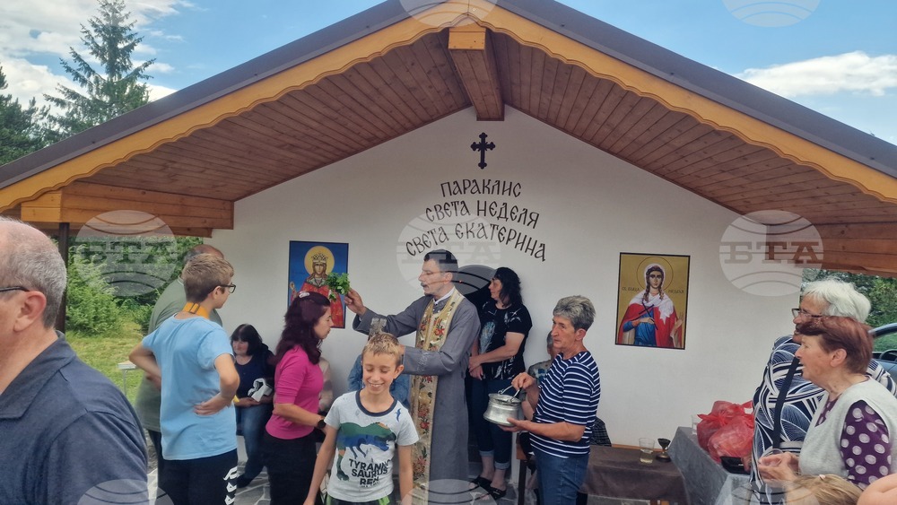 Обновеният параклис „Св. Неделя и св. Екатерина“ в село Левочево отбеляза храмовия си празник