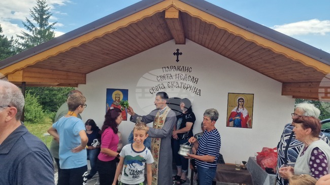 Обновеният параклис „Св. Неделя и св. Екатерина“ в село Левочево отбеляза храмовия си празник