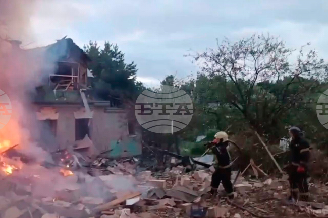 Украински атаки с дронове отнеха живота на седем работници в Русия и предизвикаха пожар в петролно депо край Москва