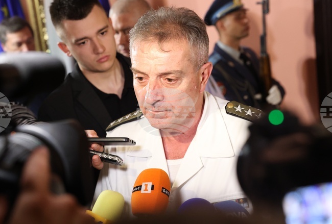 Александър Александров ще бъде запомнен с неговия професионализъм, отговорност и смелост, заяви адмирал Емил Ефтимов