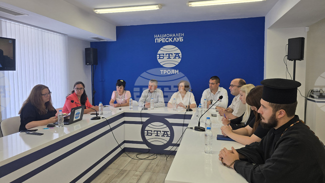 За повече информираност и обществена подкрепа за приемната грижа призоваха участниците в дискусията „Приеми ме“ в Троян