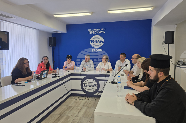 За повече информираност и обществена подкрепа за приемната грижа призоваха участниците в дискусията „Приеми ме“ в Троян