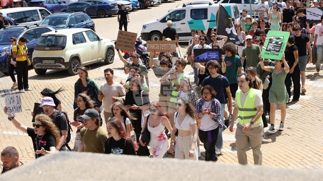 Students from National Academy of Theatre and Film Arts Stage Protest, Demand Rector's Resignation