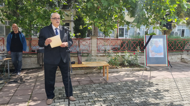 Отвориха завета на Александър Александров към неговите съграждани в деня на поклонението пред паметта му в родния му Омуртаг 