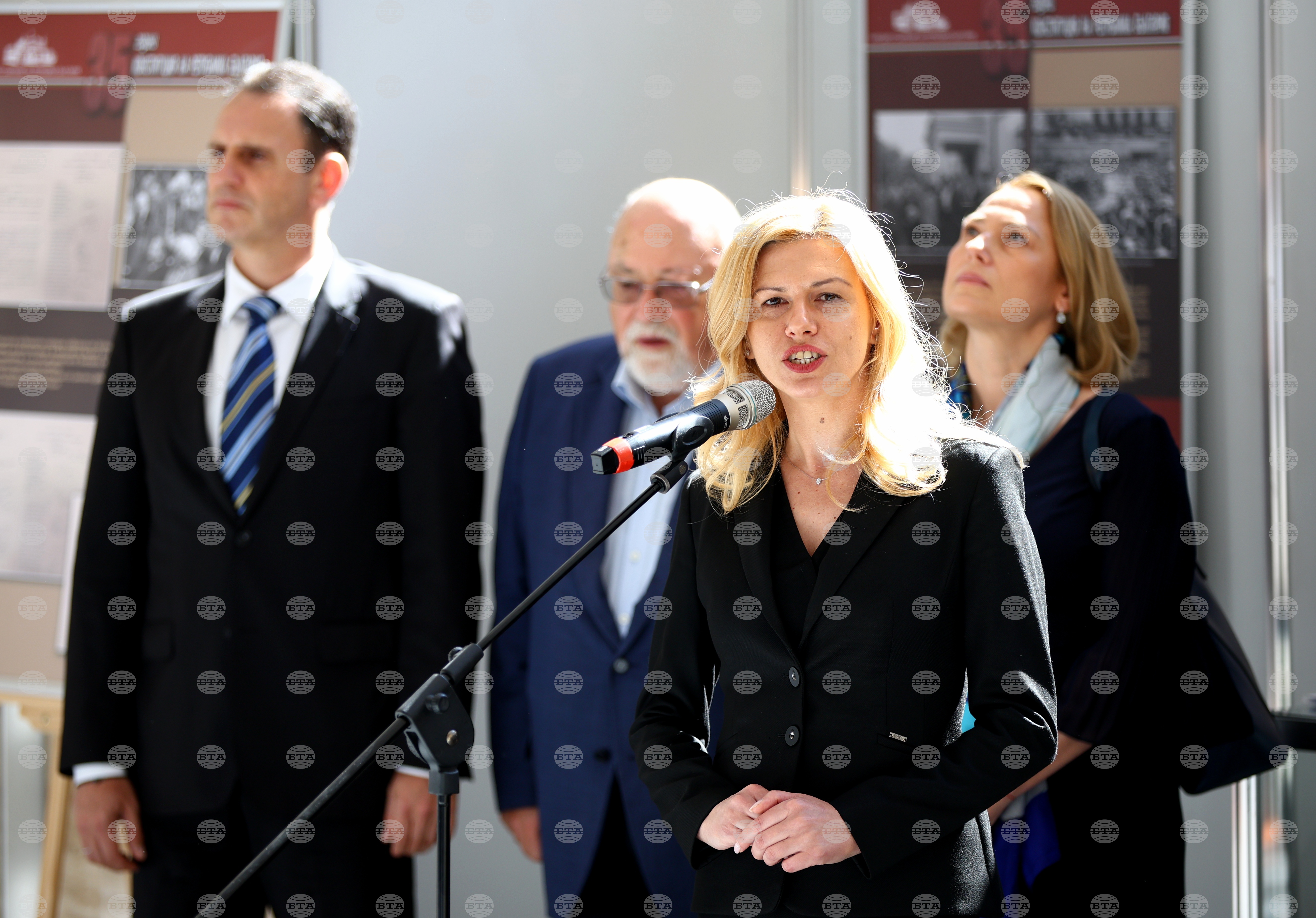 Председателят на парламента откри изложба, посветена на 35 години от приемането на Конституцията от 1991 г.