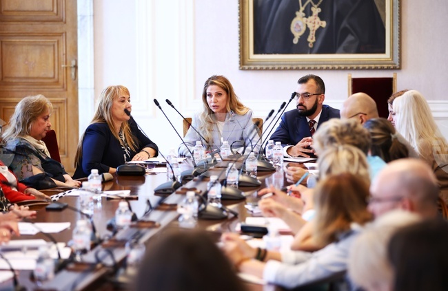 По-персонализирано образование, устойчиви модели за подкрепа на децата и учениците обсъдиха народни представители и експерти
