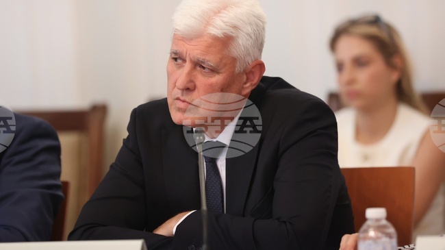 България не е сменила курса на своята политика, България гледа на Запад, каза министърът на отбраната Димитър Стоянов