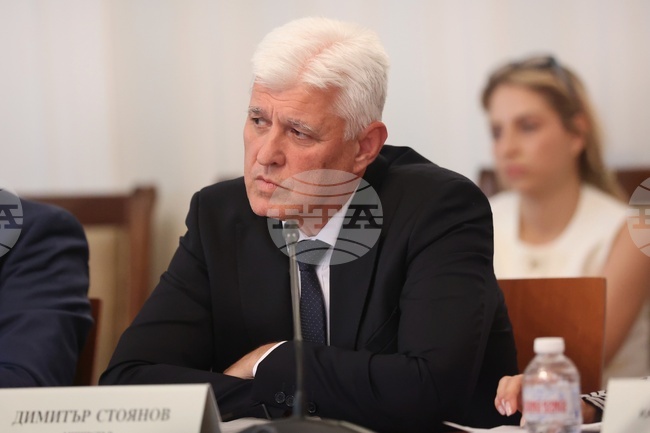 България не е сменила курса на своята политика, България гледа на Запад, каза министърът на отбраната Димитър Стоянов