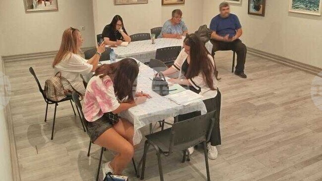 Творческата работилница по писане "Литературна разходка в Нови пазар" осъществи читалищната библиотека в града 