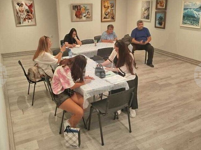 Творческата работилница по писане "Литературна разходка в Нови пазар" осъществи читалищната библиотека в града 