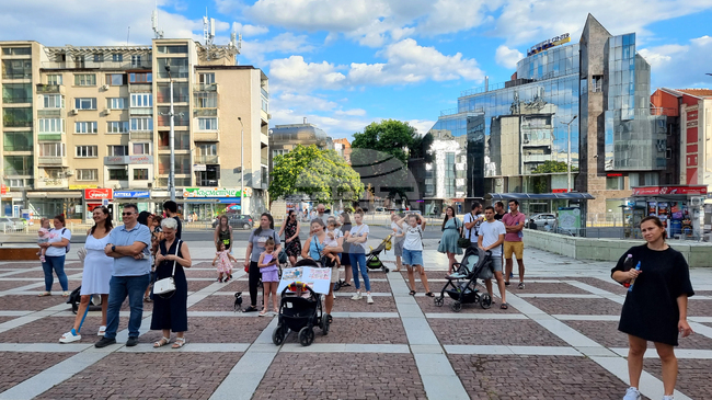 Родители на малки деца се събраха в Пловдив на мирен протест под надслов „Майчинството не е милостиня" 