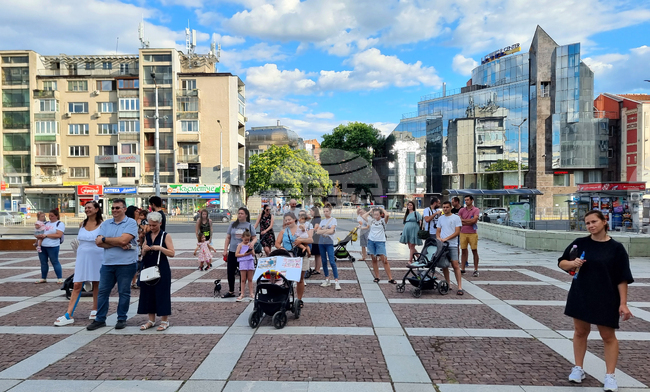 Родители на малки деца се събраха в Пловдив на мирен протест под надслов „Майчинството не е милостиня" 