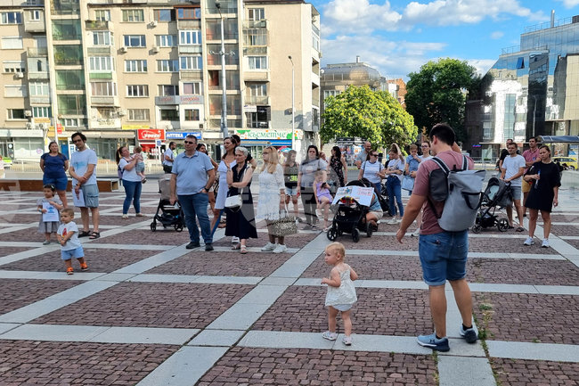 Пловдив - протест - „Достойно майчинство“