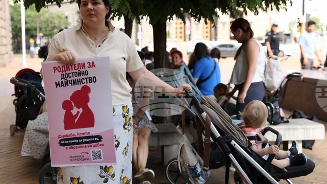 Родители протестират пред Министерския съвет с искане за промени в политиките за подкрепа на семействата с деца