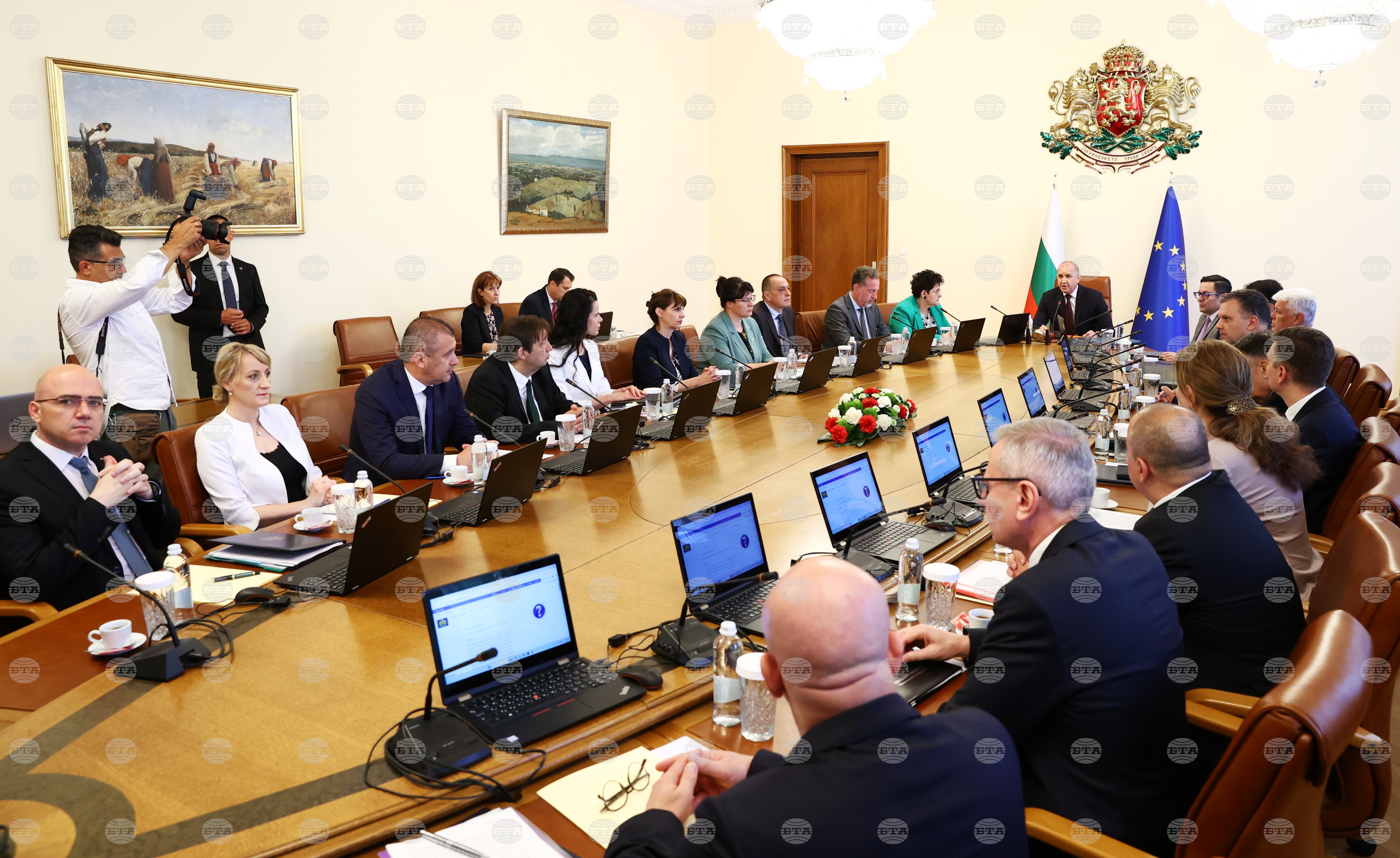 Правителството отпусна над 10 милиона евро за транспортни разходи на учители
