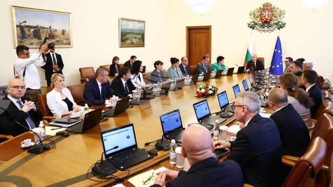 Правителството отпусна над 10 милиона евро за транспортни разходи на учители