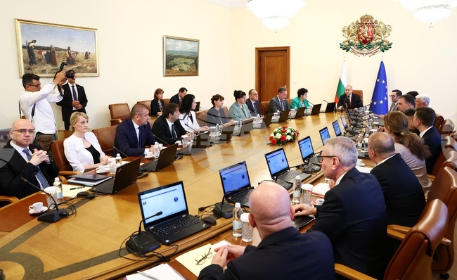 Правителството отпусна над 10 милиона евро за транспортни разходи на учители