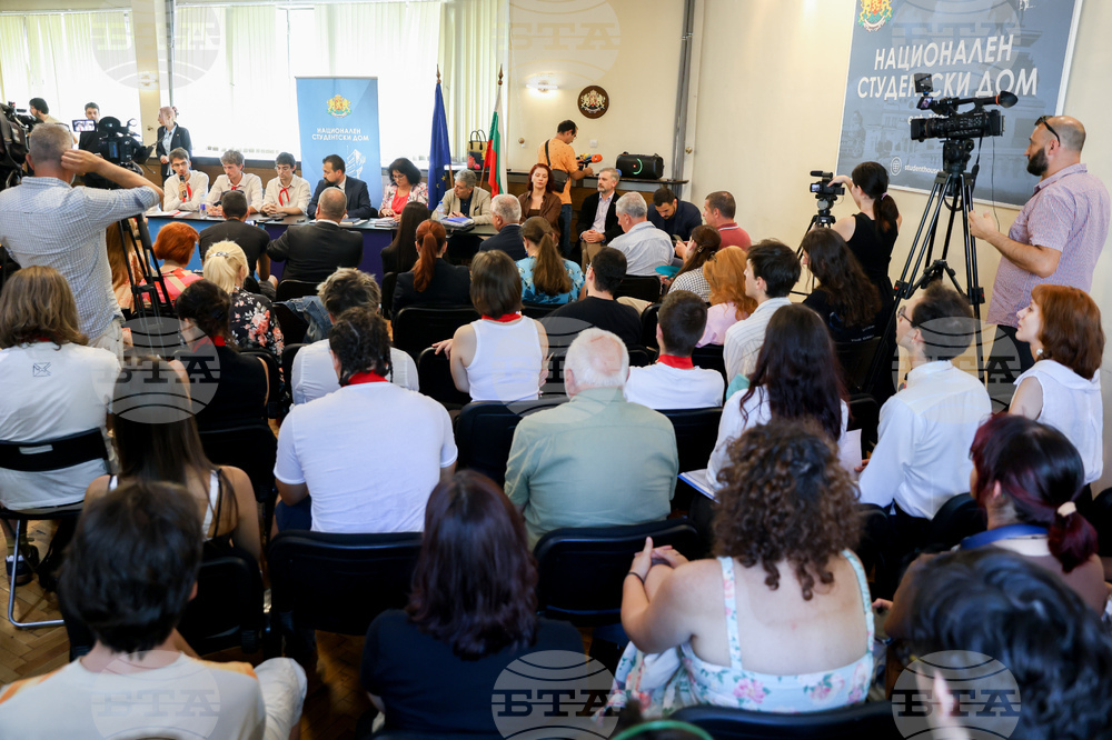 Tensions Remain High after Meeting between National Academy of Theatre and Film Arts Rector and Protesting Students