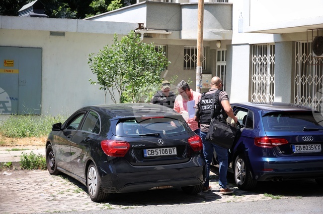 Служител на ВиК– Бургас, съпроводен от служители на ГДБОП, излезе от касовия салон на дружеството в бургаски комплекс 