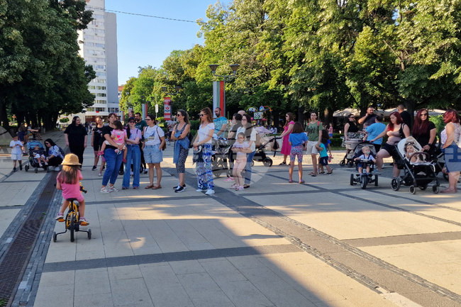 Перник - „Родители за достойно майчинство“ - протест