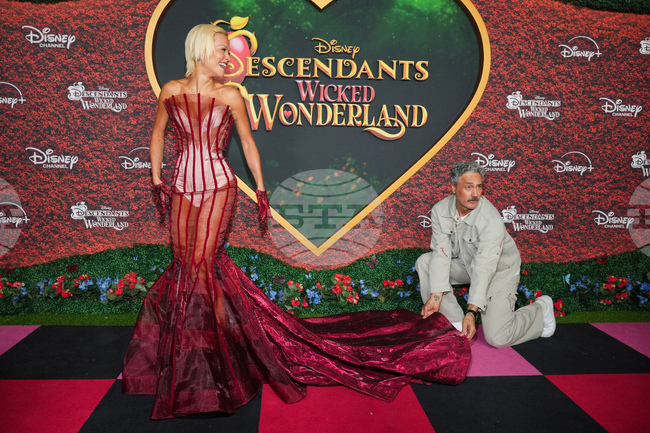 APTOPIX LA Premiere of "Descendants: Wicked Wonderland"