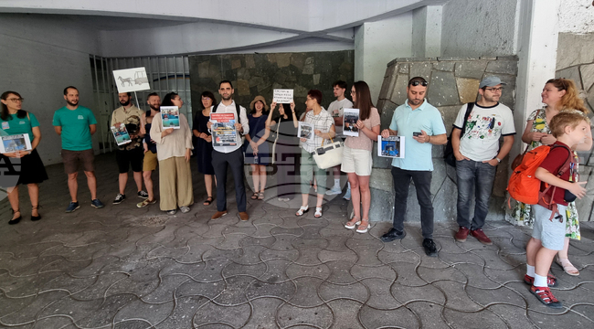  Граждани протестираха пред Общинския съвет Пловдив за подобряване на градския транспорт
