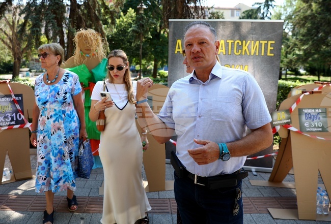 Адвокати протестираха срещу избора на адвокат Милен Шопов за член на антикорупционната комисия