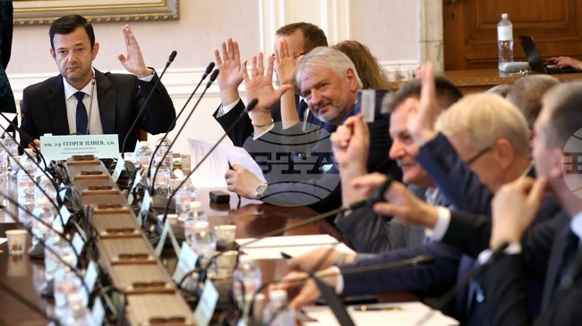 Комисията по здравеопазването не прие предложения за промени за основните заплати на медицинските специалисти, внесени от „Продължаваме промяната“