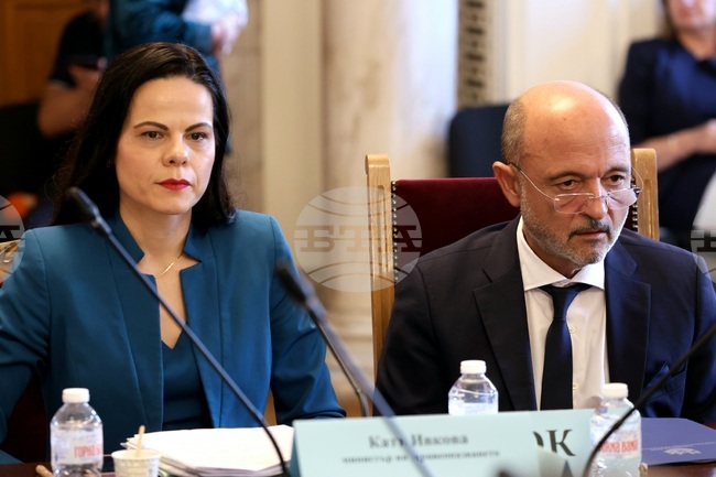 Напълно подкрепям предложението за централизирано договаряне за скъпоструващите лекарства, каза подуправителят на НЗОК Асен Меджидиев
