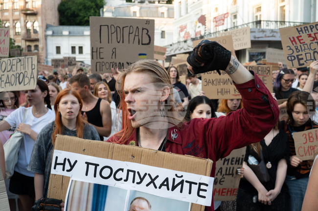 Втори пореден ден на протести в Киев и други украински градове в подкрепа на уволнения министър на отбраната Михайло Федоров