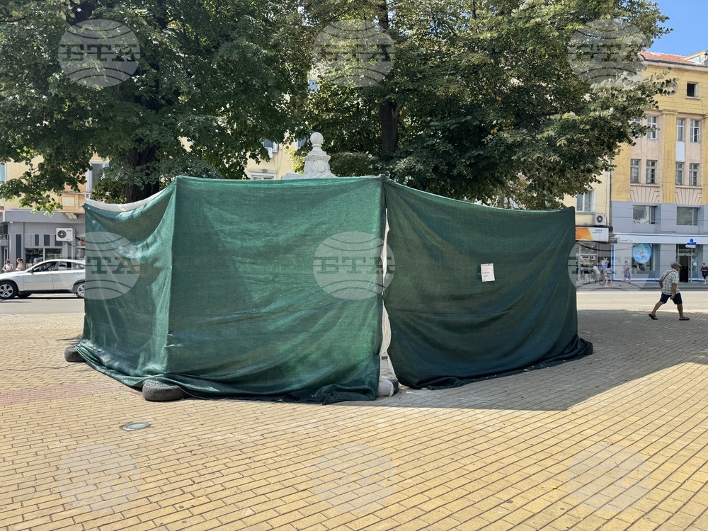 До дни ще приключи възстановяването на „Царската чешма" в центъра на Казанлък, която се ремонтира след вандалска проява