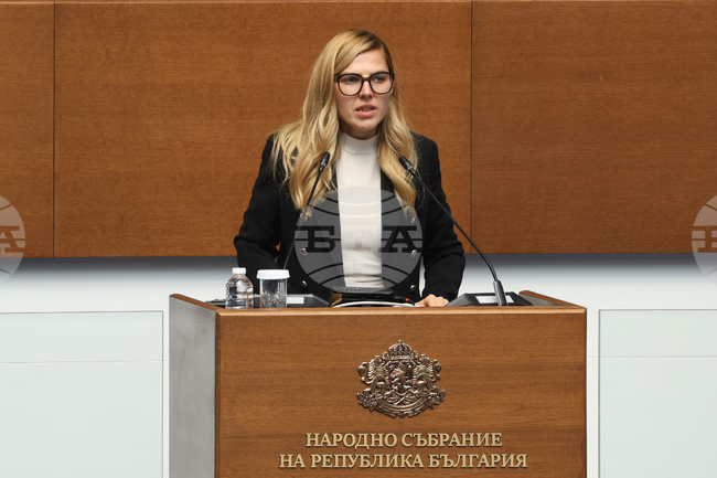 Към момента не е взето решение за преструктуриране на Изпълнителната агенция за българите в чужбина, каза министър Велислава Петрова