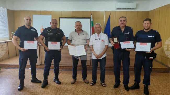 Българският червен кръст отличи полицаи от Пазарджик за спасяването на 14-годишното момче от река Марица