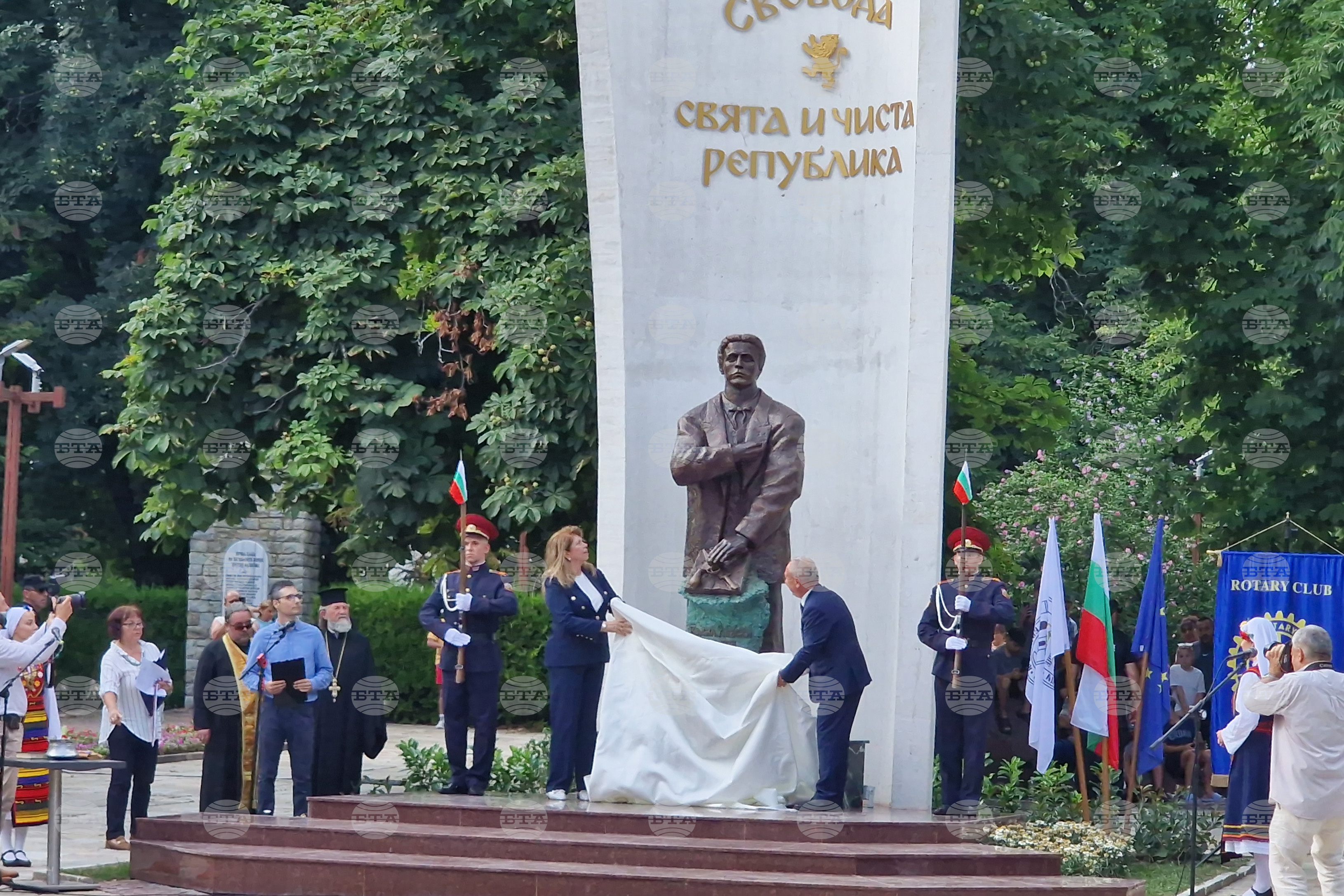 Цели 189 години Васил Левски продължава да ни събира, обединява и вдъхновява, каза Илияна Йотова при откриването на негов паметник в Търговище