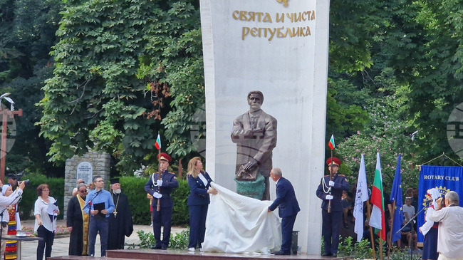 Цели 189 години Васил Левски продължава да ни събира, обединява и вдъхновява, каза Илияна Йотова при откриването на негов паметник в Търговище