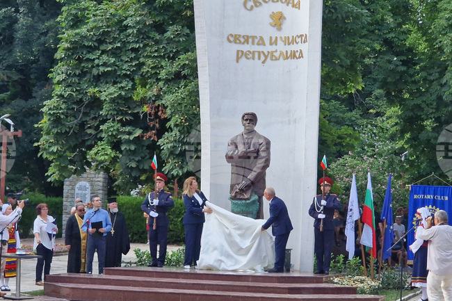 Цели 189 години Васил Левски продължава да ни събира, обединява и вдъхновява, каза Илияна Йотова при откриването на негов паметник в Търговище