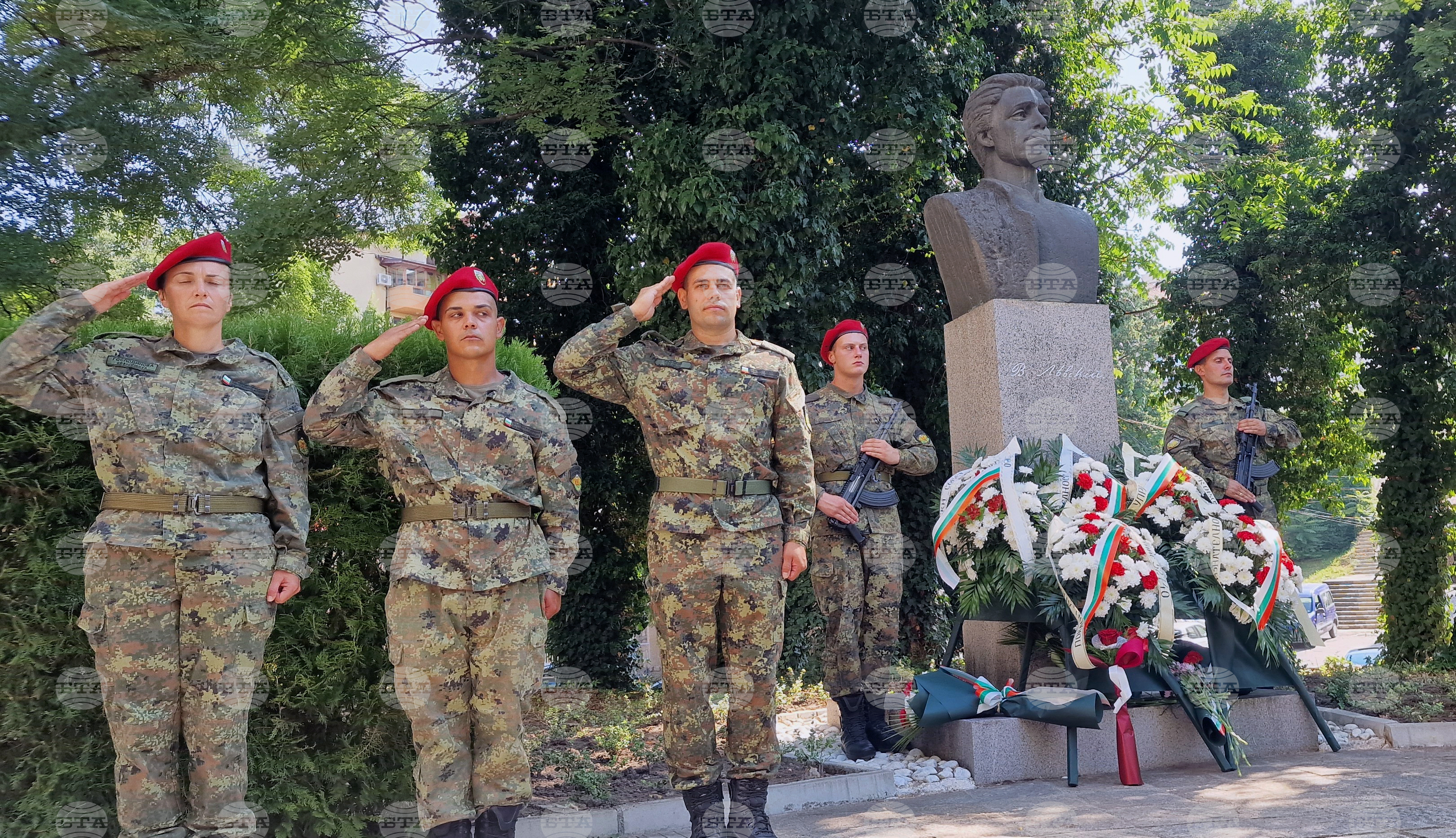 С военен ритуал и поднасяне на венци в Хасково почетоха 189 години от рождението на Васил Левски