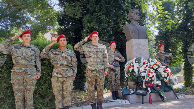 С военен ритуал и поднасяне на венци в Хасково почетоха 189 години от рождението на Васил Левски