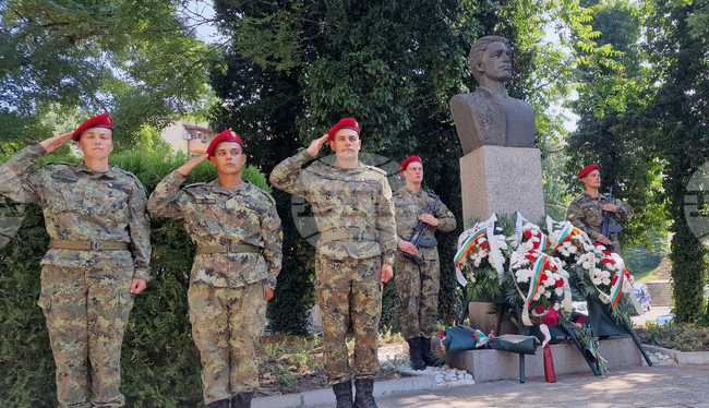 С военен ритуал и поднасяне на венци в Хасково почетоха 189 години от рождението на Васил Левски