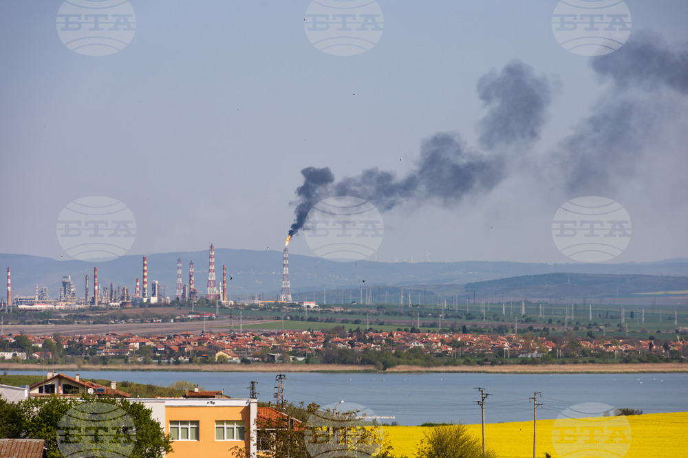 Бургас - Лукойл Нефтохим Бургас - дим