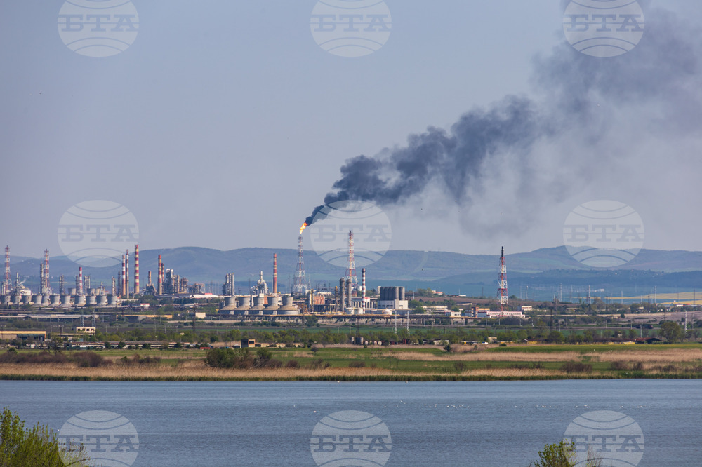 Бургас - Лукойл Нефтохим Бургас - дим