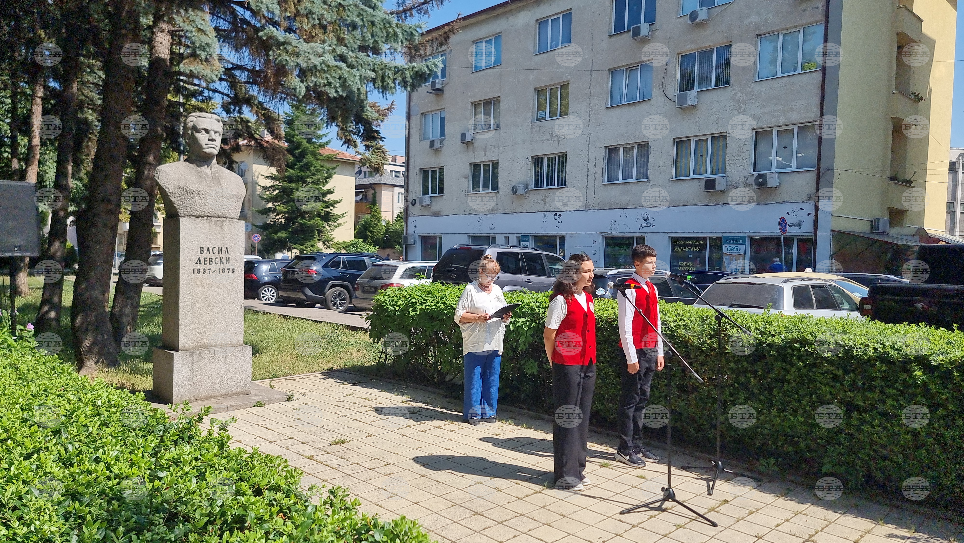 В Перник беше отбелязана 189-ата годишнина от рождението на Васил Левски с поклонение пред паметника му