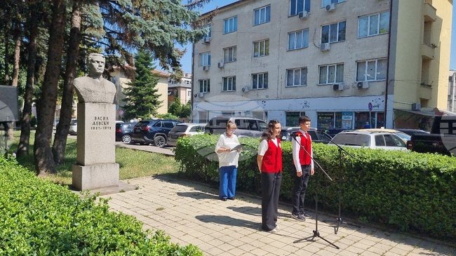 В Перник беше отбелязана 189-ата годишнина от рождението на Васил Левски с поклонение пред паметника му